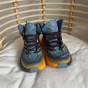 hoka speedgoat mid gortex 2 hiking boot - size 7